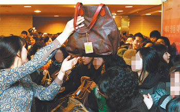 해외명품 행사장 북새통