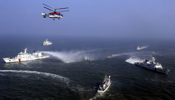 불법조업 중어선 꼼짝마 공중-해상 입체단속 훈련