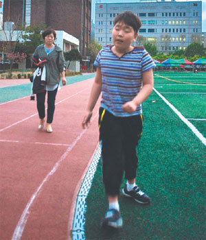 8세 꿈 덮친 반칙차 눈 뜨고 서는 법 다시 배우고 있어요