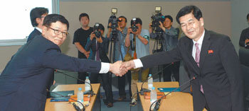 악수는 나눴지만