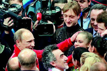 경기장 찾아 머리까지 쓰다듬으며