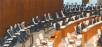 예결위장 진풍경 공무원들 라인업