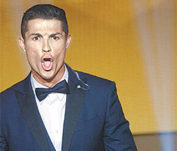 최고는 호날두 2년연속 메시 제쳐 ..FIFA 발롱도르 통산 3번째