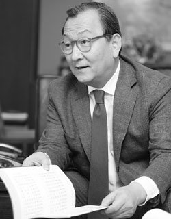 ‘기록관리’ 국민훈장 받은 유영구 명지학원 이사장