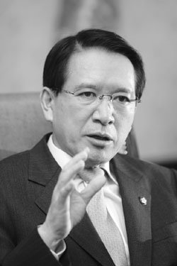 ‘쟁점법안 폭풍의 핵’ 김형오 국회의장