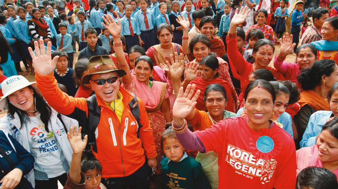네팔에 학교 짓는 산악인  엄홍길