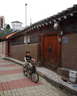 “옹색한 골목길, 일제 흔적조차 아름다운 동네서 사는 즐거움”