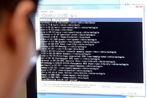 ‘디지털 로빈후드’ 가면 쓴 사이버 테러리스트