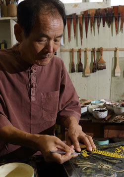 철갑상어 가죽에 옻칠하는 세계 유일 칠피(漆皮) 전문가