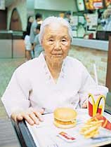 米壽에도 뜨는 모델 이젠 ‘햄버거 할머니’