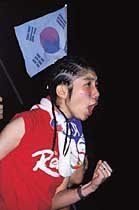 응원가, 집단도취의 ‘파괴적 전령’