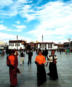 티베트 도시 라싸, 중국 옷으로 갈아입기