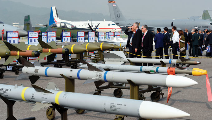 도약하는 日 군수산업 쪼그라드는 韓 방위산업