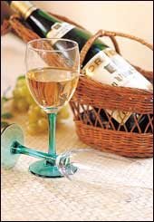 ”와인에 따라 마시는 방법과 시기, 와인잔 모양까지 달라요.”