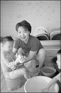 6년째 고아들의 ‘목욕 엄마’로 봉사하며 가족사랑 더욱 깊어졌다는 윤춘미씨 사연