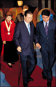 춘사영화제에서 공로상 받으며 눈시울 붉힌 김대중 전 대통령 요즘 생활