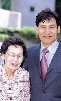 ‘예술가의 장한 어머니상’시상식장에서 만난 안성기와 어머니 김남현 여사