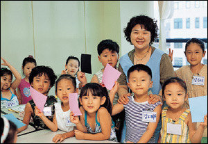 복지관에서 아이들 대상으로 종이접기 가르치는  주부 김수현