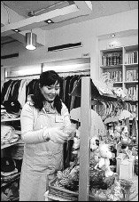 재활용품 가게에서 판매 봉사하는 주부 김은영