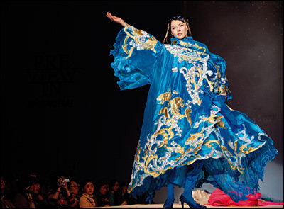 중국 상하이에서 우아한 한국의 멋으로 감동 자아낸 앙드레김 패션쇼