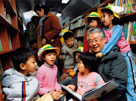 ‘책 읽는 버스’몰고 산골마을 찾아다니는 김수연 목사