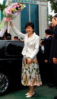 피습 고초 겪으며 ‘강인한 리더십’ 보여준 박근혜 의원