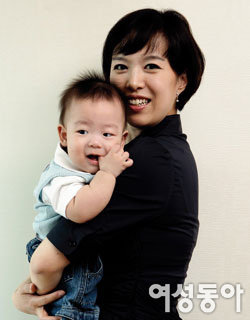 생후 8개월 된 아들 키우며 행복 느끼는~ 김은혜 기자