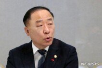 홍남기 “부동산 가격 하향 안정세 속도…강남 4구 2개월 연속 하락”