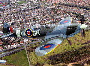 英 공군의 자부심 ‘스피트파이어’ 전투기 80주년 기념비행
