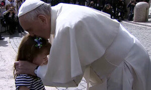 교황 만나러 간 꼬마 소녀 “간절함은 이루어진다”