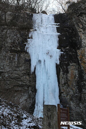 통째로 얼어버린 진안 옥녀폭포 ‘40m빙벽’