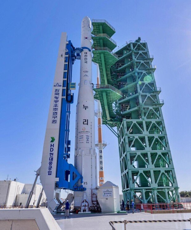 垂直矗立的“世界”号今日进行第五次太空飞行