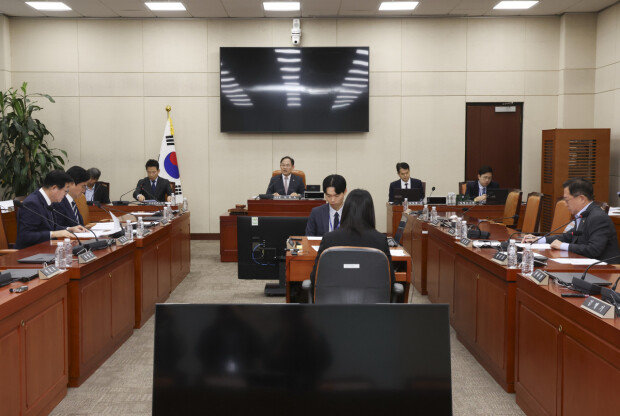 韩国国会国防委员会在执政党主导下通过“谴责朝鲜地雷挑衅决议”