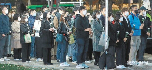 Mourners pay tribute to Halloween victims at altar in Seoul Plaza, Itaewon station : The DONG-A ILBO