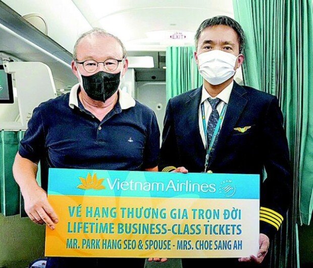 Coach Park Hang-seo awarded lifetime tickets by Vietnam Airlines : The DONG-A ILBO