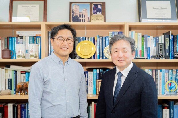 Hyeon-Cheol Heo, CEO of ElectroWater(left), and Seung-Gwan Hong, CTO(right)