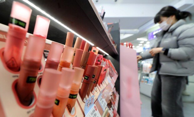 Makeup use among elementary school students raises concerns