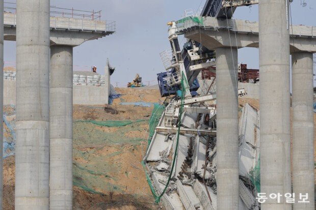 Police raid seven locations in bridge collapse investigation