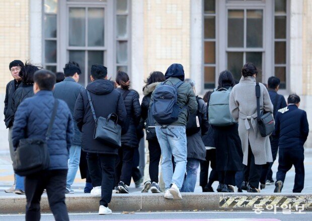 Average salary at firms with 300+ employees tops 70 million won