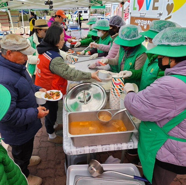 Disaster victims help fellow victims