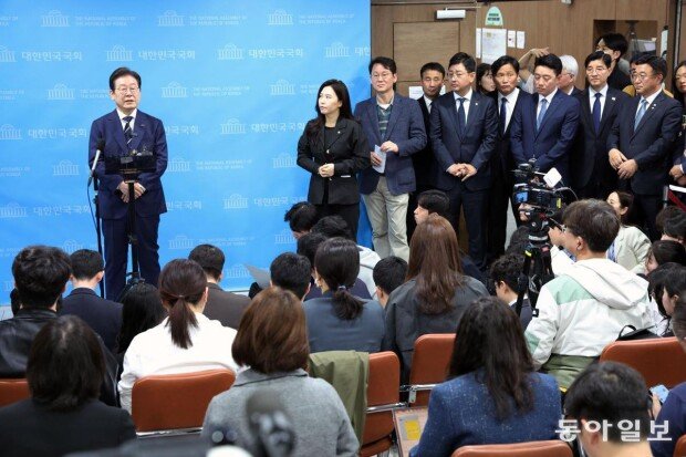 Lee Jae-myung tops Gallup poll post-impeachment