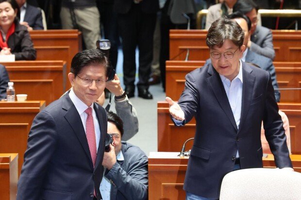 Kim Moon-soo registers as presidential candidate after party vote