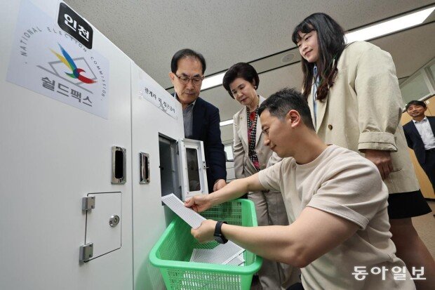 Lee Jae-myung leads three-way race by 11 points