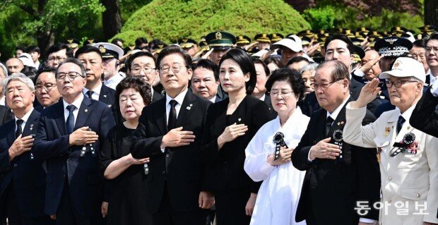 Lee honors fallen, pledges peace and national renewal