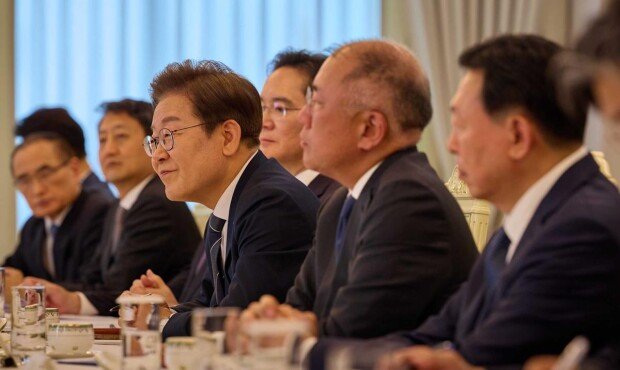 Lee tells business leaders: Economy comes first