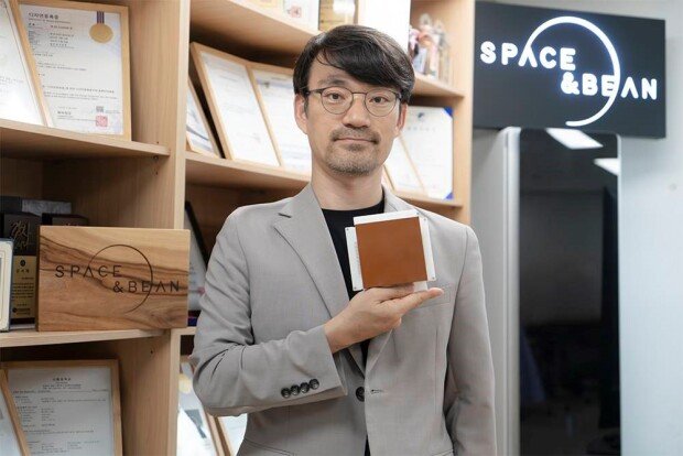 Yang-chan Cho, CTO of Space & Bean, is introducing a sample of the space radiation shielding solution \