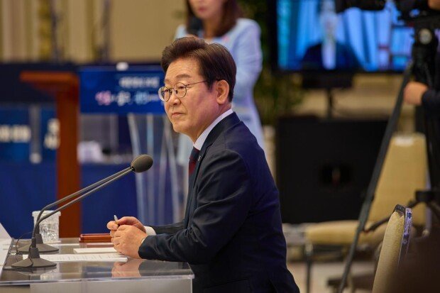 Lee calls dialogue key in North Korea ties