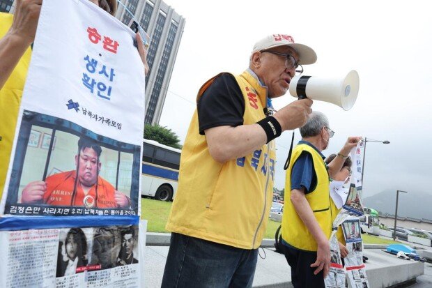 Abductee families pause leaflets, hoping Lee delivers