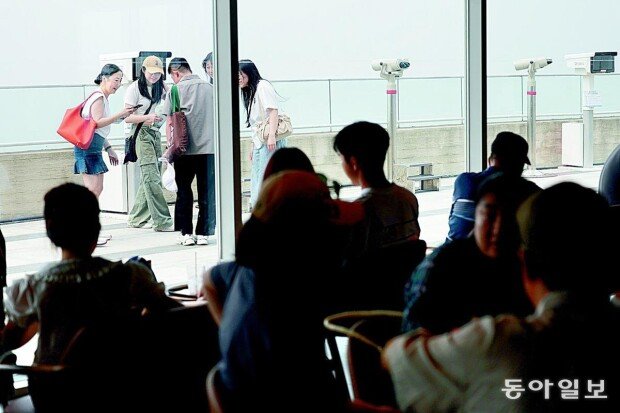 Café with view of North Korea draws crowds