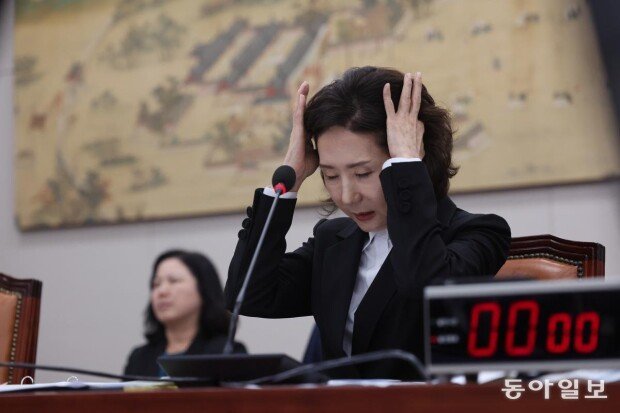 Presidency finds Lee Jin-sook hard to defend